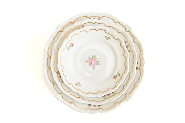 Стопка из трех белых тарелок и тарелок — стоковое фото