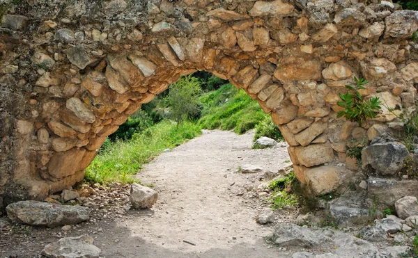 Starożytny kamienny łuk na szlak — Zdjęcie stockowe
