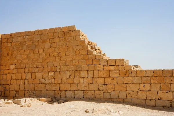 Parede quebrada da ruína antiga do templo — Fotografia de Stock