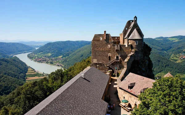 Tetők és a tornyok, a középkori vár — Stock Fotó