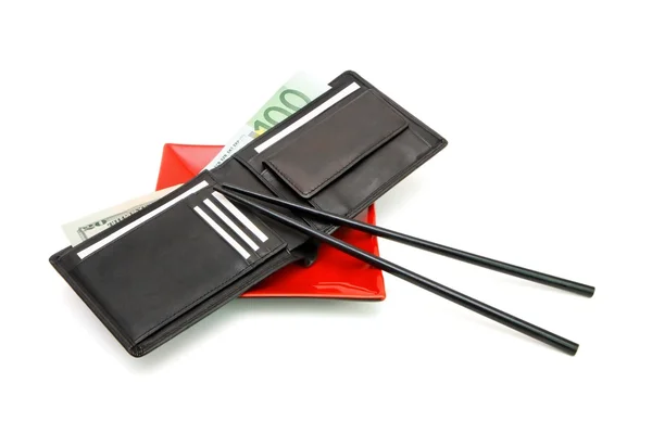 用筷子盘子上的黑色钱包 — 图库照片