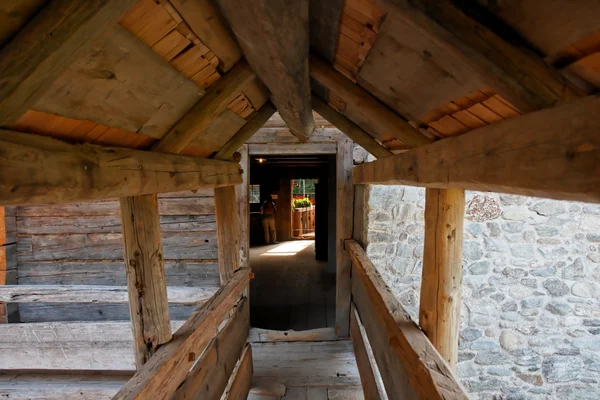 Galeria de madeira na velha casa camponesa — Fotografia de Stock