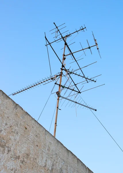 Staré televizní antény na střeše — Stock fotografie