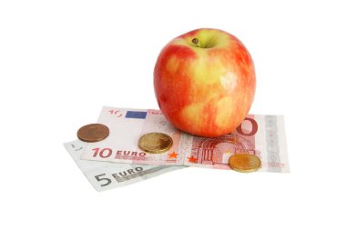 küçük euro para üzerinde taze kırmızı elma