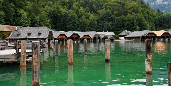 Casas de madera en barco en el lago verde —  Fotos de Stock
