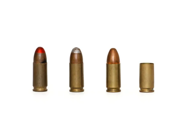 Rij van 9mm cartridges en verbruikte zaak — Stockfoto