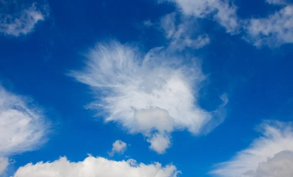 Cloudscape biały cumulus w błękitne niebo — Zdjęcie stockowe