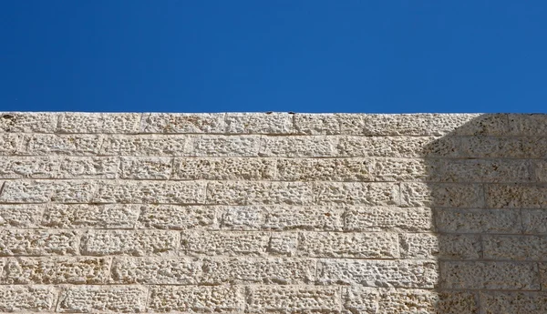 Blick nach oben auf die graue Steinmauer — Stockfoto