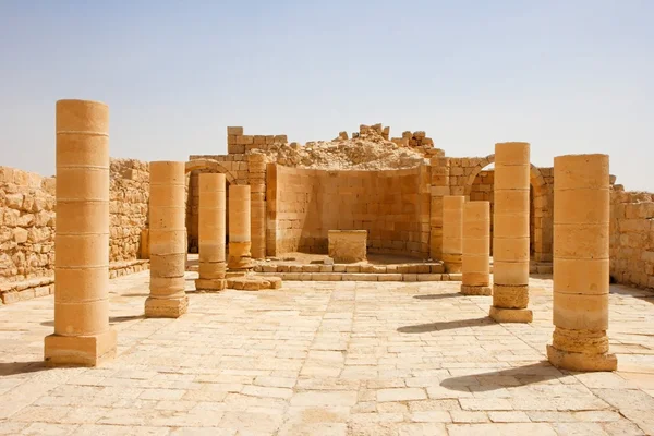 Colonnade des ruines de l'ancien temple — Photo