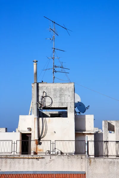 Stary telewizor, Antena na dachu domu — Zdjęcie stockowe