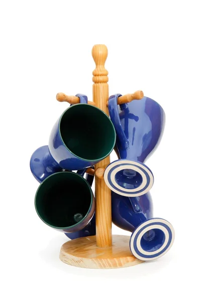 Koffie cups opknoping op houten rek — Stockfoto