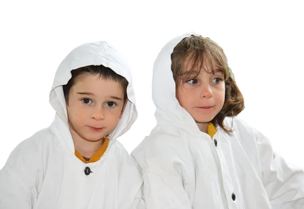 Süße kleine Jungen und Mädchen in weißen Mänteln — Stockfoto