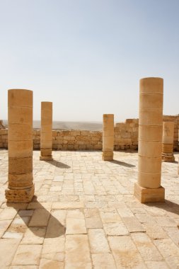 Antik tapınak kalıntıları sütunlu