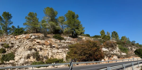 Stenig kulle ovanför motorvägen landskap — Stockfoto