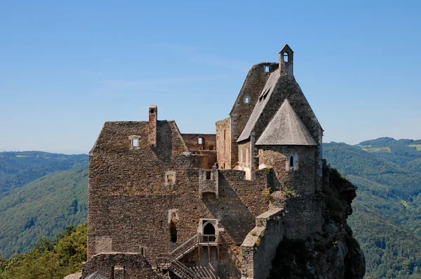 塔和中世纪城堡的屋顶dvě dřevěná Ruská lžíce — Φωτογραφία Αρχείου