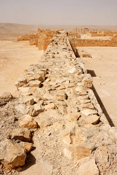 Parede de fortaleza antiga no deserto — Fotografia de Stock