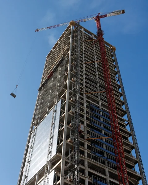 Gru di sollevamento nella costruzione di grattacieli — Foto Stock