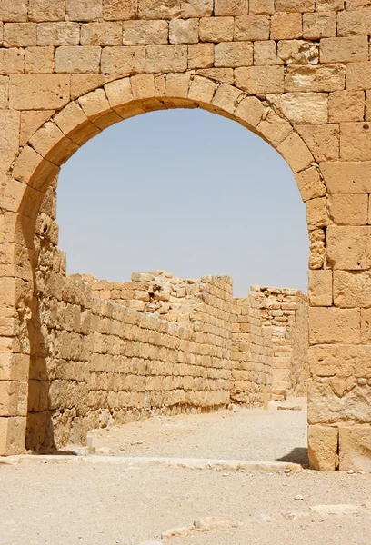 Древняя каменная арка и стена — стоковое фото