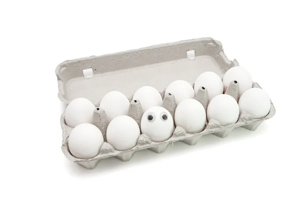 Αστεία αυγό με τα μάτια μεταξύ δωδεκάδα — Φωτογραφία Αρχείου