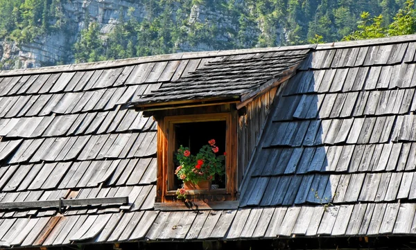 Velho telhado de azulejos de madeira com sótão — Fotografia de Stock