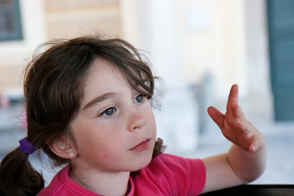 Милі серйозні семирічні жести дівчини — стокове фото