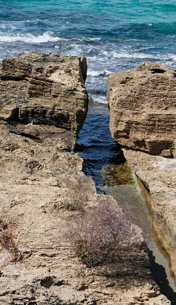 รอยแตกแคบในหินที่ชายฝั่งทะเล — ภาพถ่ายสต็อก