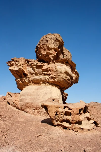 Schilderachtige rots in vorm van paddestoel — Stockfoto
