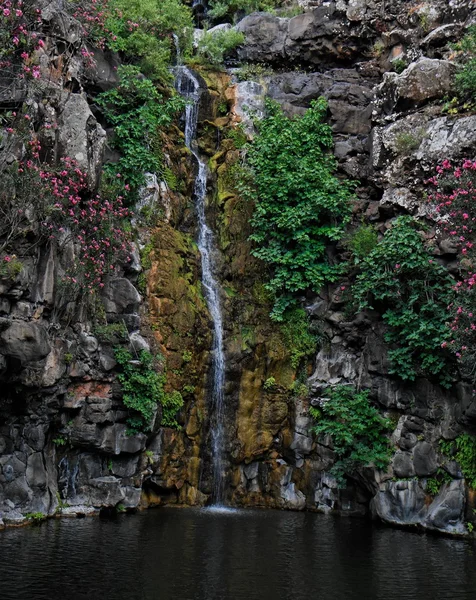 黑色玄武岩的岩石上的瀑布 — 图库照片