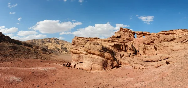 Γραφική ξεπερασμένο πορτοκαλί βράχο στην έρημο — Φωτογραφία Αρχείου
