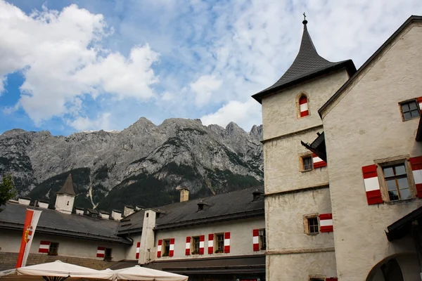 Wieże zamku średniowiecznego alpejski — Zdjęcie stockowe