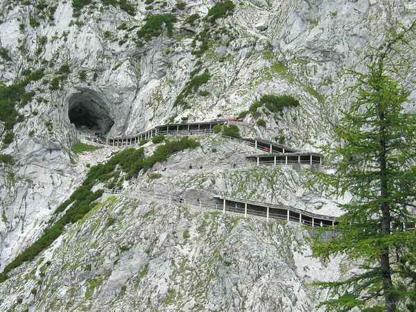 Caminho e entrada para a caverna de gelo alpina — Fotografia de Stock