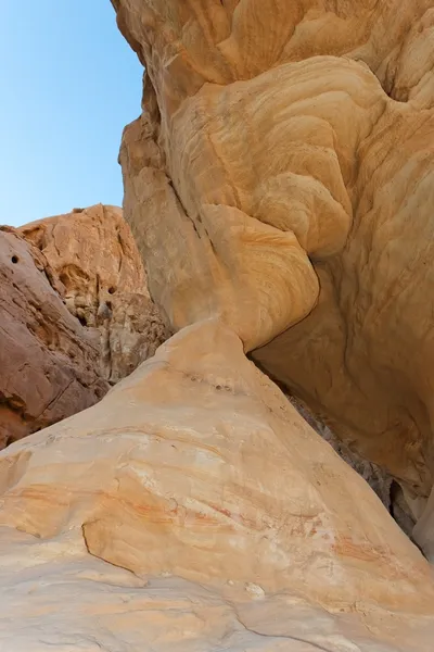 Steinsäule in Form einer Sanduhr — Stockfoto