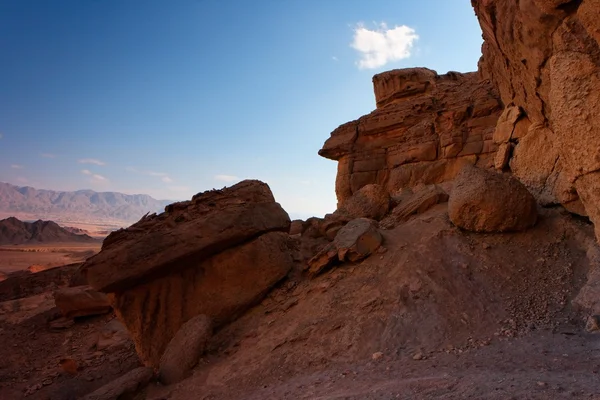 Escénica roca erosionada en el desierto al atardecer — Foto de Stock