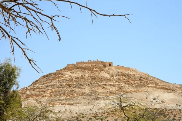 Ruiny starověkého chrámu na vrcholu kopce — Stock fotografie