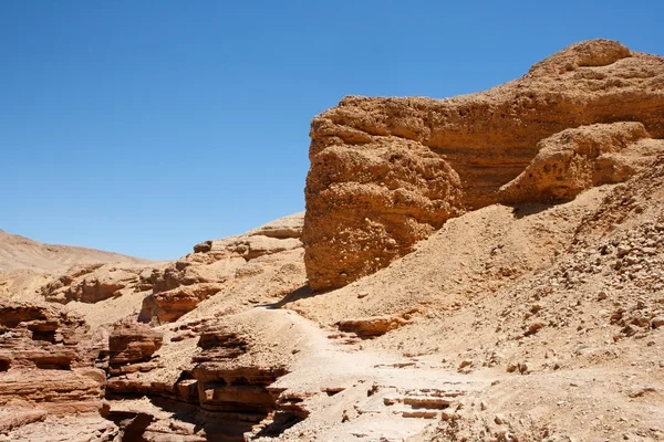 Κόκκινο διαβρωμένα βράχια στην έρημο — Φωτογραφία Αρχείου