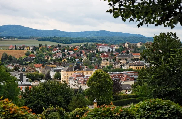 Magas, szög, kilátás a kisvárosban, Ausztriában — Stock Fotó