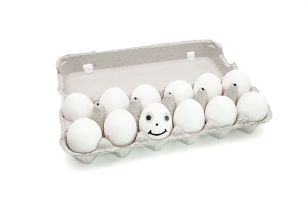 Huevo divertido con ojos entre docenas — Foto de Stock