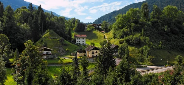 Альпийская деревня на рассвете — стоковое фото