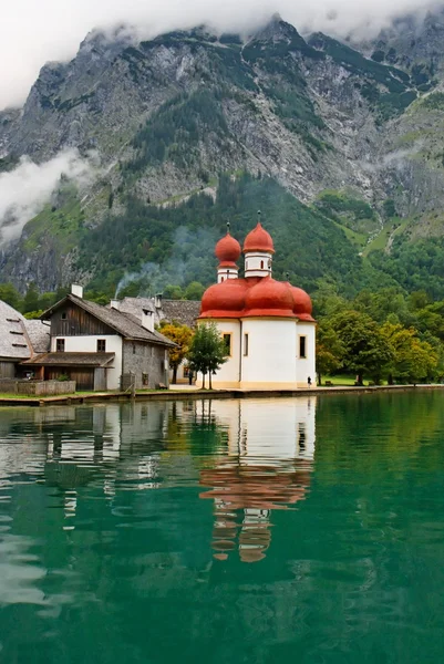 Церковь Святого Батоломея на Альпийском озере — стоковое фото