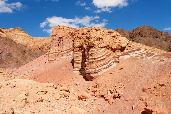 Malebné prokládané horniny v kamenné poušti — Stock fotografie