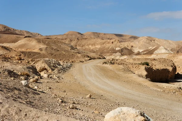 Estrada no deserto rochoso — Fotografia de Stock