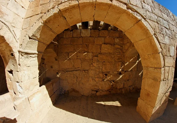 Старовинна кам'яна арка і стіна — стокове фото