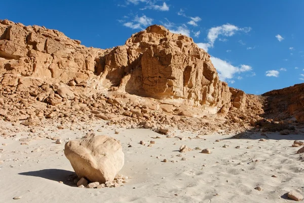 Skalnatá pouštní krajina — Stock fotografie