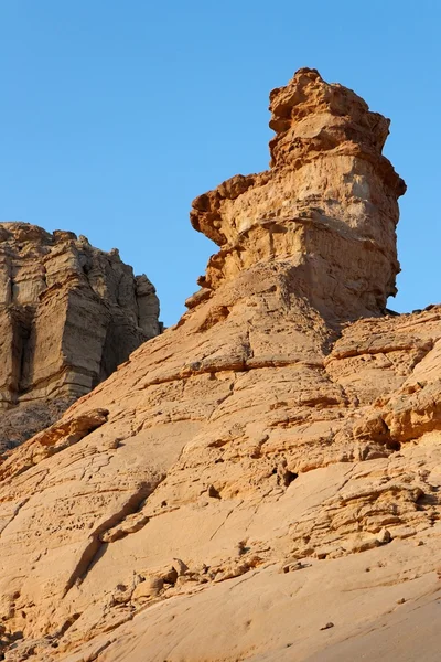 Каменный палец в каменной пустыне — стоковое фото
