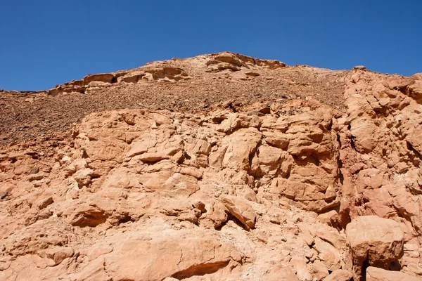 Red rocky hill in the desert landscape — Stock Photo, Image
