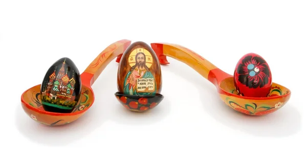 Œufs de Pâques dans des cuillères en bois russes — Photo