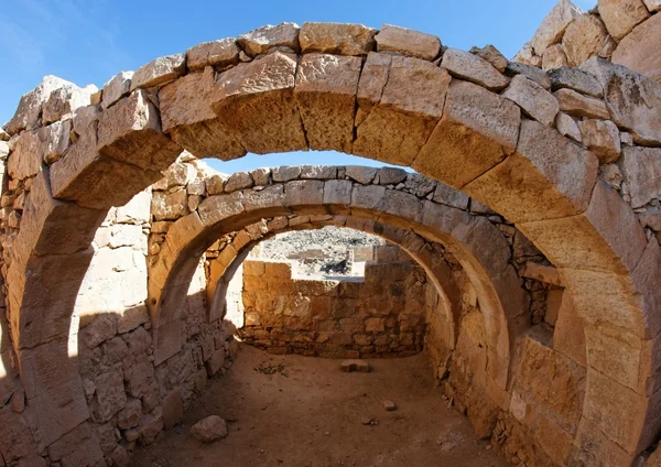 Arcos de pedra antigos convergentes — Fotografia de Stock
