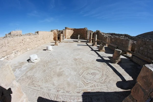 Колоннада древних храмовых руин — стоковое фото