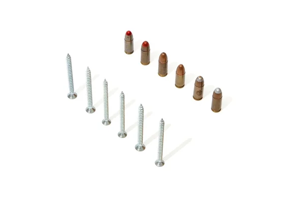 Reihe von 9mm Patronen gegen Schrauben — Stockfoto