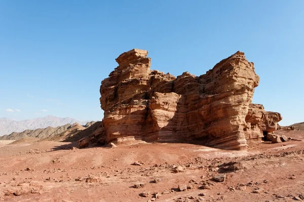 Schilderachtige oranje rots in de steenwoestijn — Stockfoto